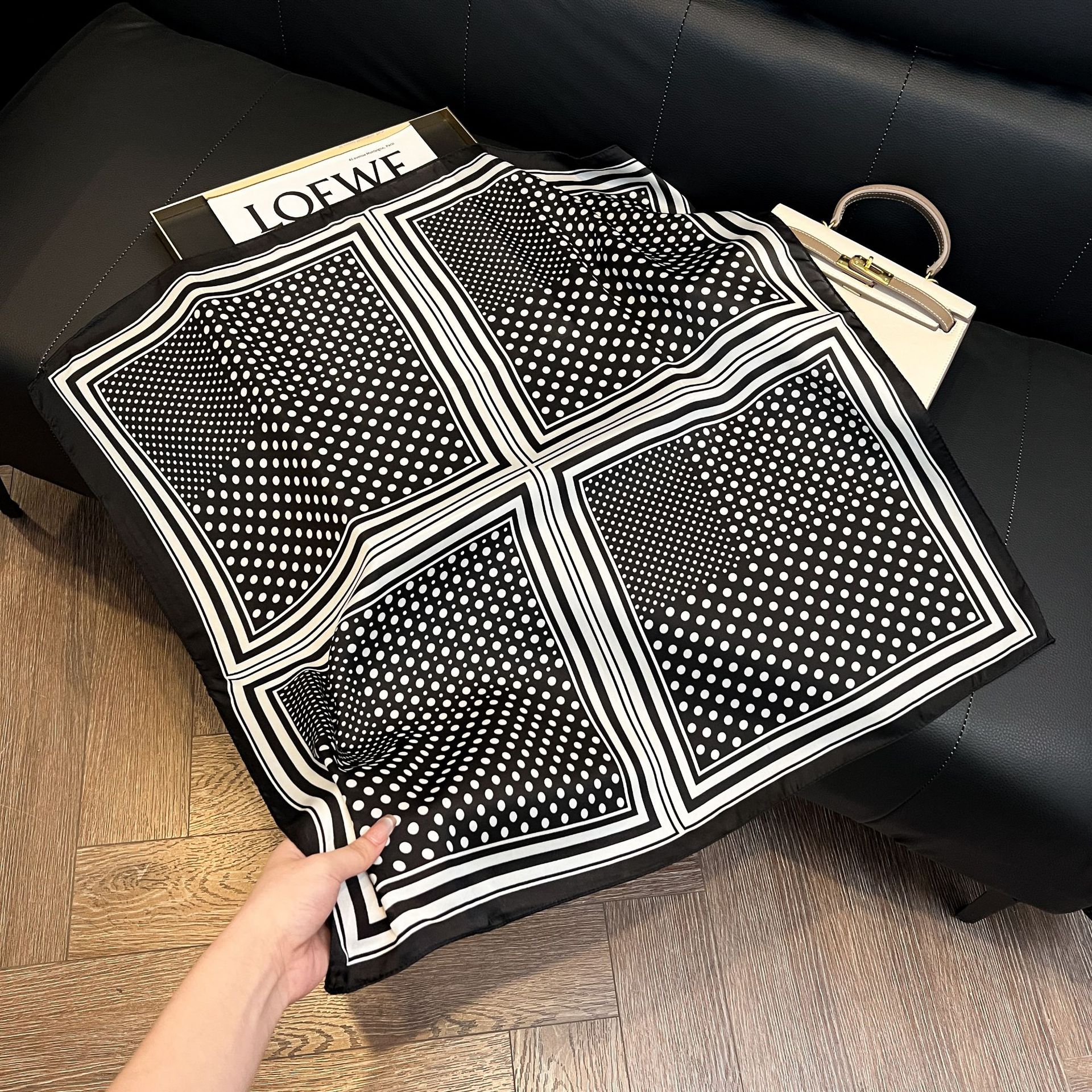 Luxury Square Silk-like Scarf  - đánh giá và giá Scarf Silk Square